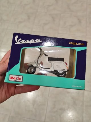 Modellino Vespa Piaggio PK 125 Automatica Maisto