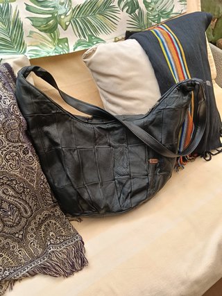 Bolso de cuero negro. A estrenar.