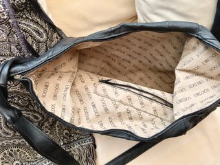 Bolso de cuero negro. A estrenar.