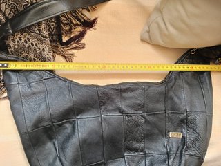 Bolso de cuero negro. A estrenar.