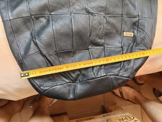 Bolso de cuero negro. A estrenar.