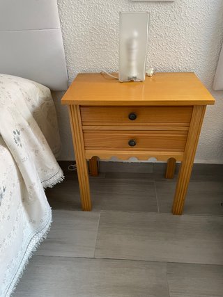 Mesita de noche de madera con cajones