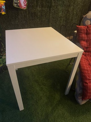Mesa blanca de madera