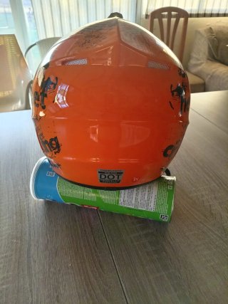 Casco de moto naranja y negro con gafas. Talla M.