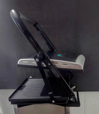 Grill/Sandwichera Princess 2000W, antideslizante.