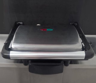 Grill/Sandwichera Princess 2000W, antideslizante.