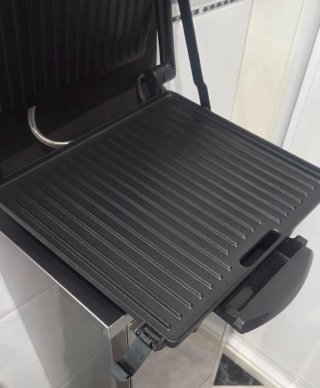 Grill/Sandwichera Princess 2000W, antideslizante.