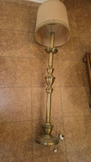 Lámpara de pie dorada de metal
