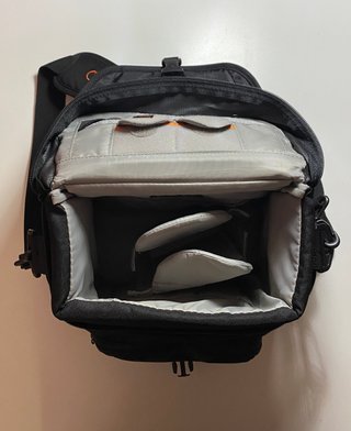 Bolsa cámara fotos Lowepro Nova 170 AW negra