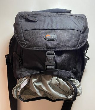Bolsa cámara fotos Lowepro Nova 170 AW negra