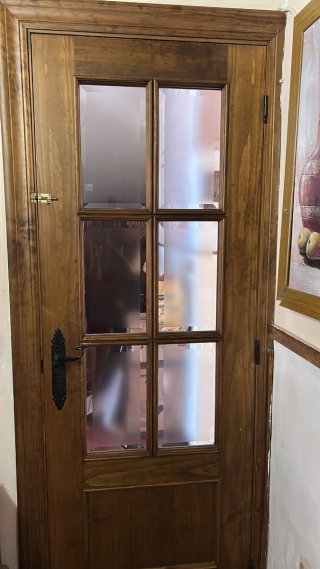 Puerta de madera con cristal