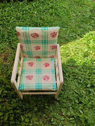 Silla de madera con estampado floral