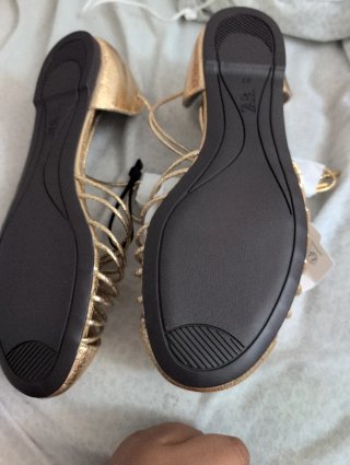 Sandalias doradas cangrejeras