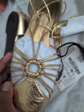 Sandalias doradas cangrejeras