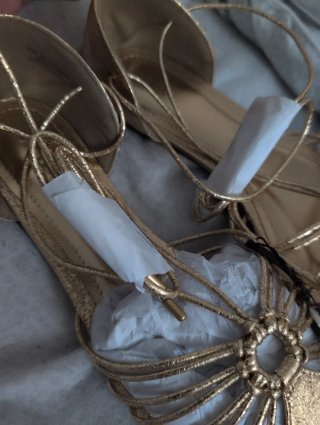 Sandalias doradas cangrejeras