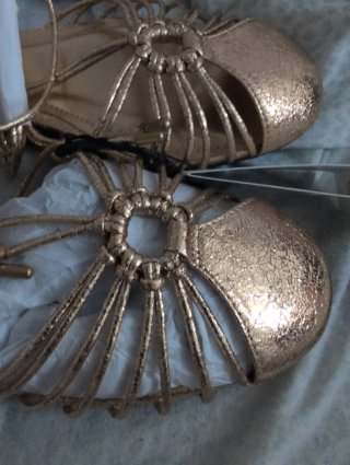 Sandalias doradas cangrejeras