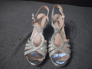 Zapatos de tacón plateados brillantes