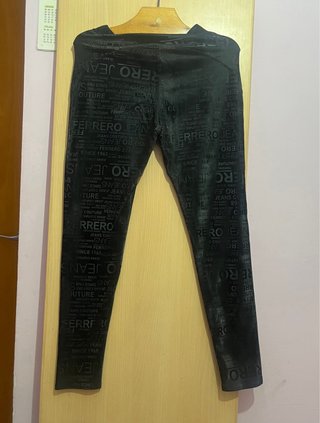 Pantalón negro con letras