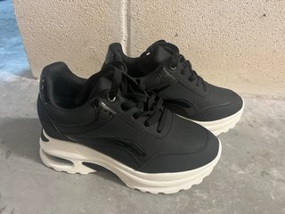Zapatillas deportivas negras y blancas
