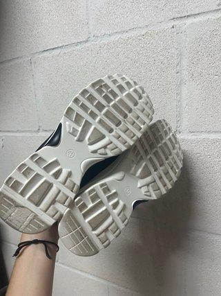 Zapatillas deportivas negras y blancas