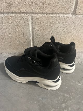 Zapatillas deportivas negras y blancas