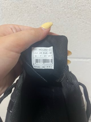 Zapatillas deportivas negras y blancas
