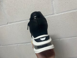 Zapatillas deportivas negras y blancas