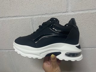 Zapatillas deportivas negras y blancas