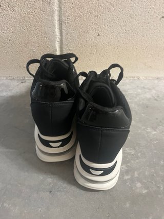 Zapatillas deportivas negras y blancas