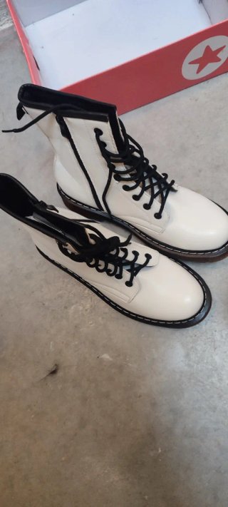 Botas blancas con cordones