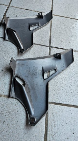 2 CUBRE-TABLERO INFERIOR DERECHO HONDA CB125 R