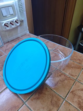 Frigoverre contenitore di vetro con coperchio.