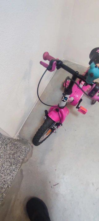 Bicicleta infantil rosa con ruedines