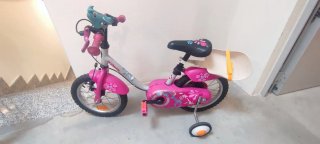 Bicicleta infantil rosa con ruedines