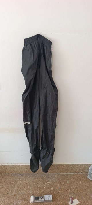 Pantalón impermeable negro