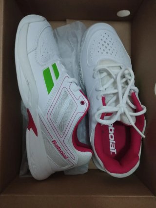 Zapatillas Babolat blancas y rosas