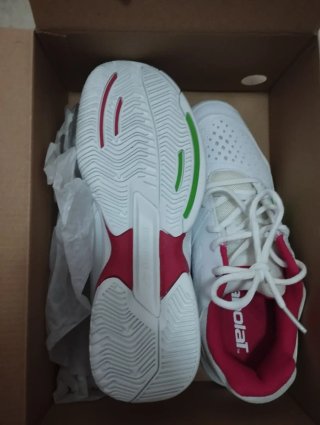 Zapatillas Babolat blancas y rosas