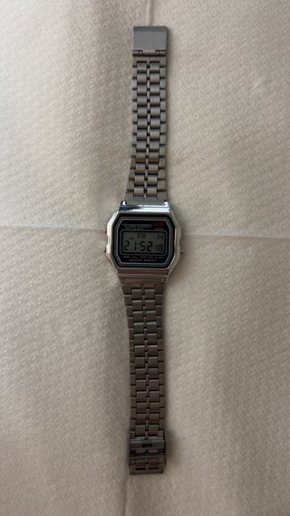 Reloj plateado de pulsera