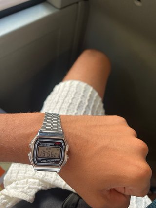 Reloj plateado de pulsera