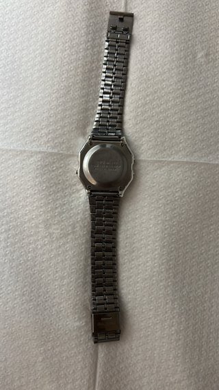 Reloj plateado de pulsera