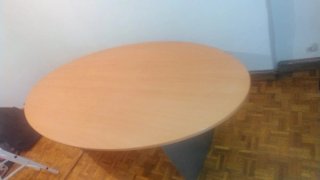 Mesa de reuniones ovalada madera y metal