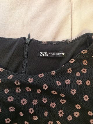 Vestido ZARA negro con flores rosas