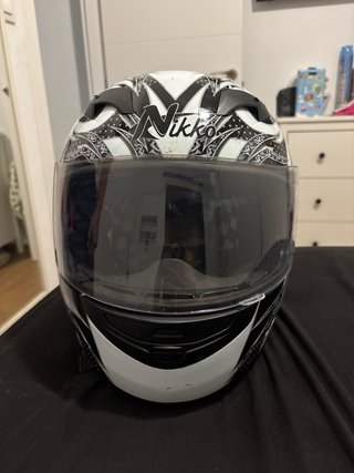 Casco de moto integral blanco y negro