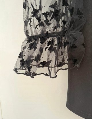 Vestido negro corto con mangas de encaje