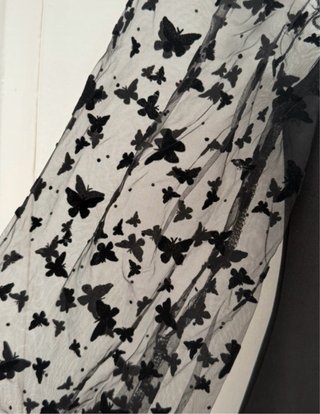 Vestido negro corto con mangas de encaje