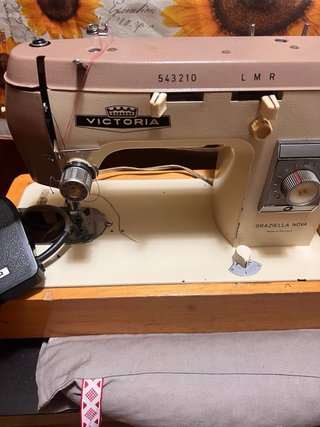 Máquina de coser Victoria