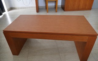 Mesa de salón de madera