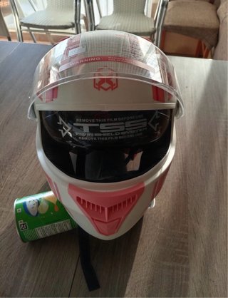 Casco de moto blanco y rosa