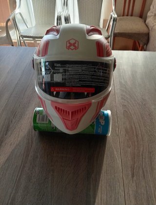 Casco de moto blanco y rosa