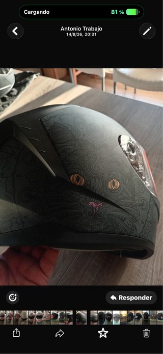 Casco de moto negro con diseño